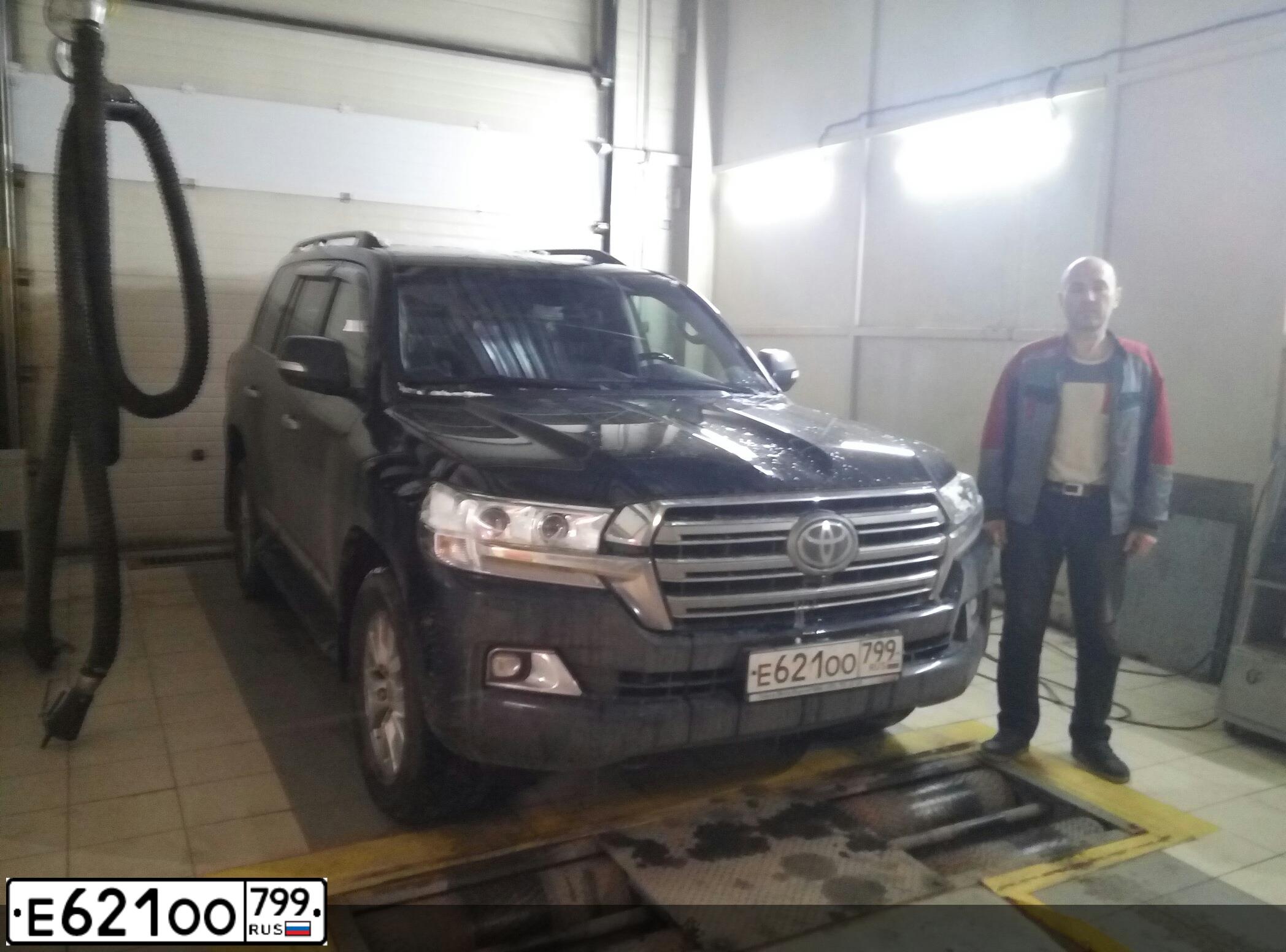 Фото автомобиля TOYOTA LANDCRUISER 200, 2015 — госномер Е880ВЕ50. Цвет: ЧЕРНЫЙ