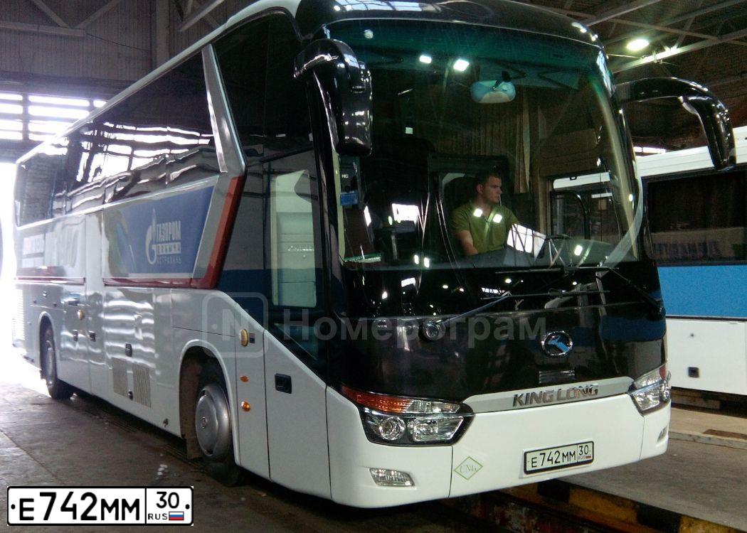 Фото автомобиля KING LONG (KLM) XMQ 6129, 2014 — госномер Е742ММ30. Цвет: БЕЛЫЙ