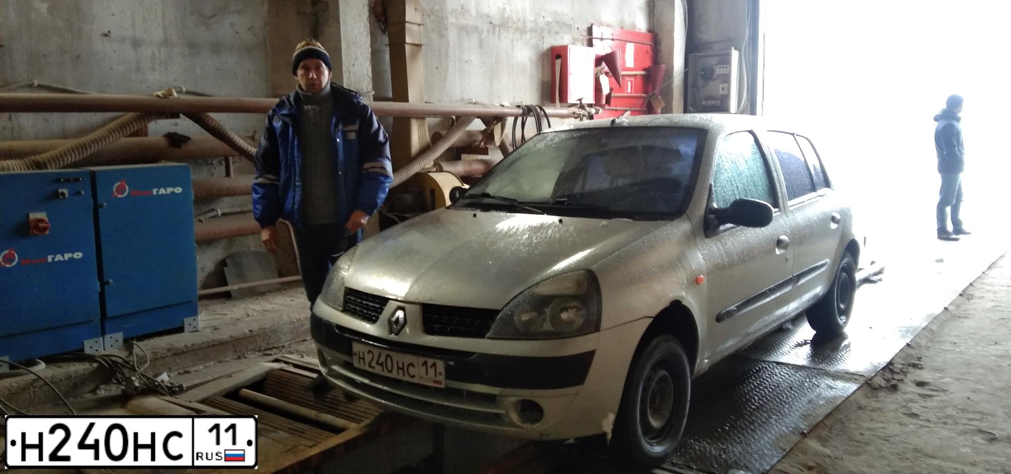 Фото автомобиля RENAULT SYMBOL, 2003 — госномер Н240НС11. Цвет: СВЕТЛО-СЕРО-ГОЛУБОЙ