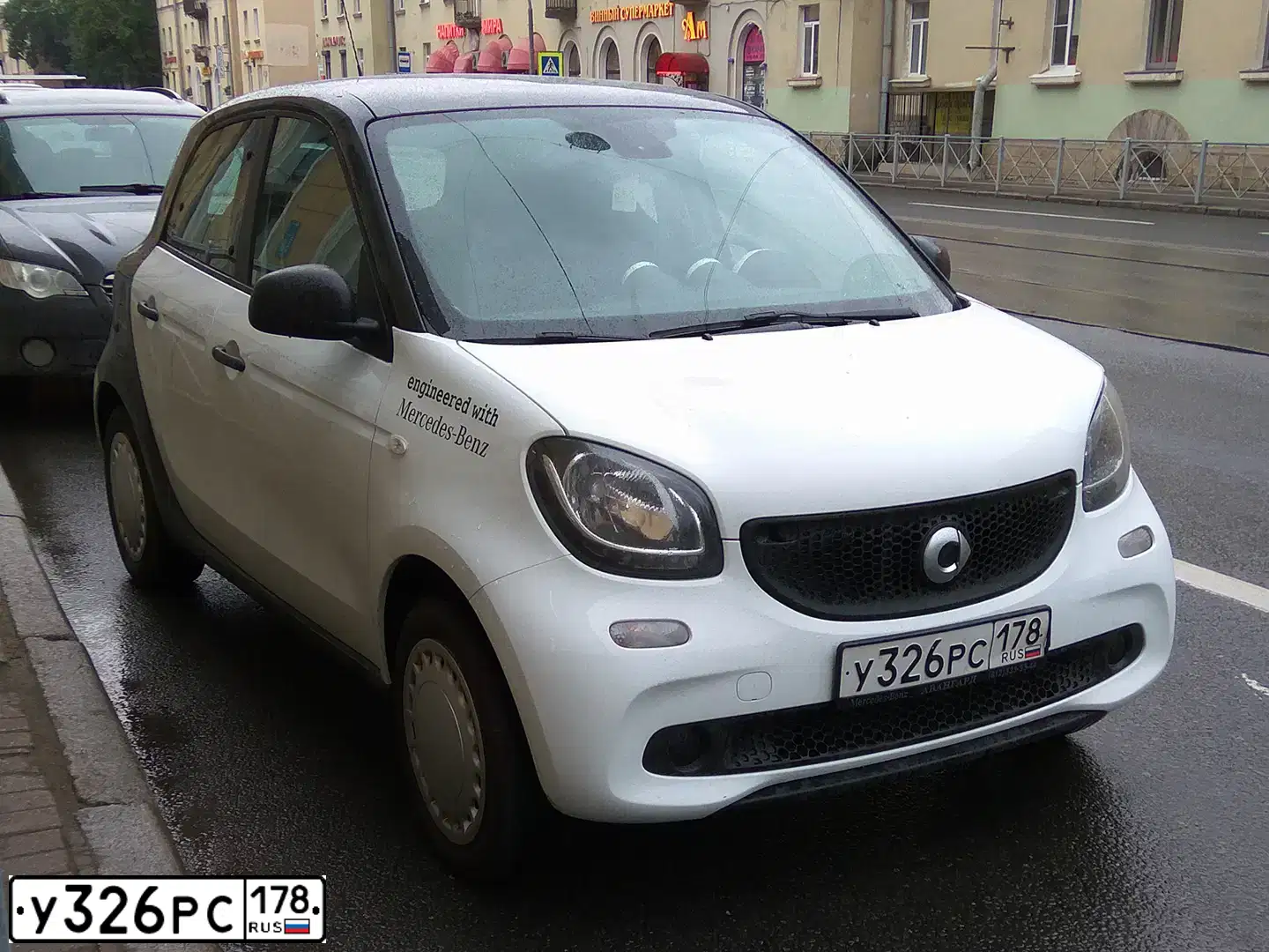 Фото автомобиля SMART FORFOUR, 2016 — госномер У326РС178. Цвет: БЕЛЫЙ