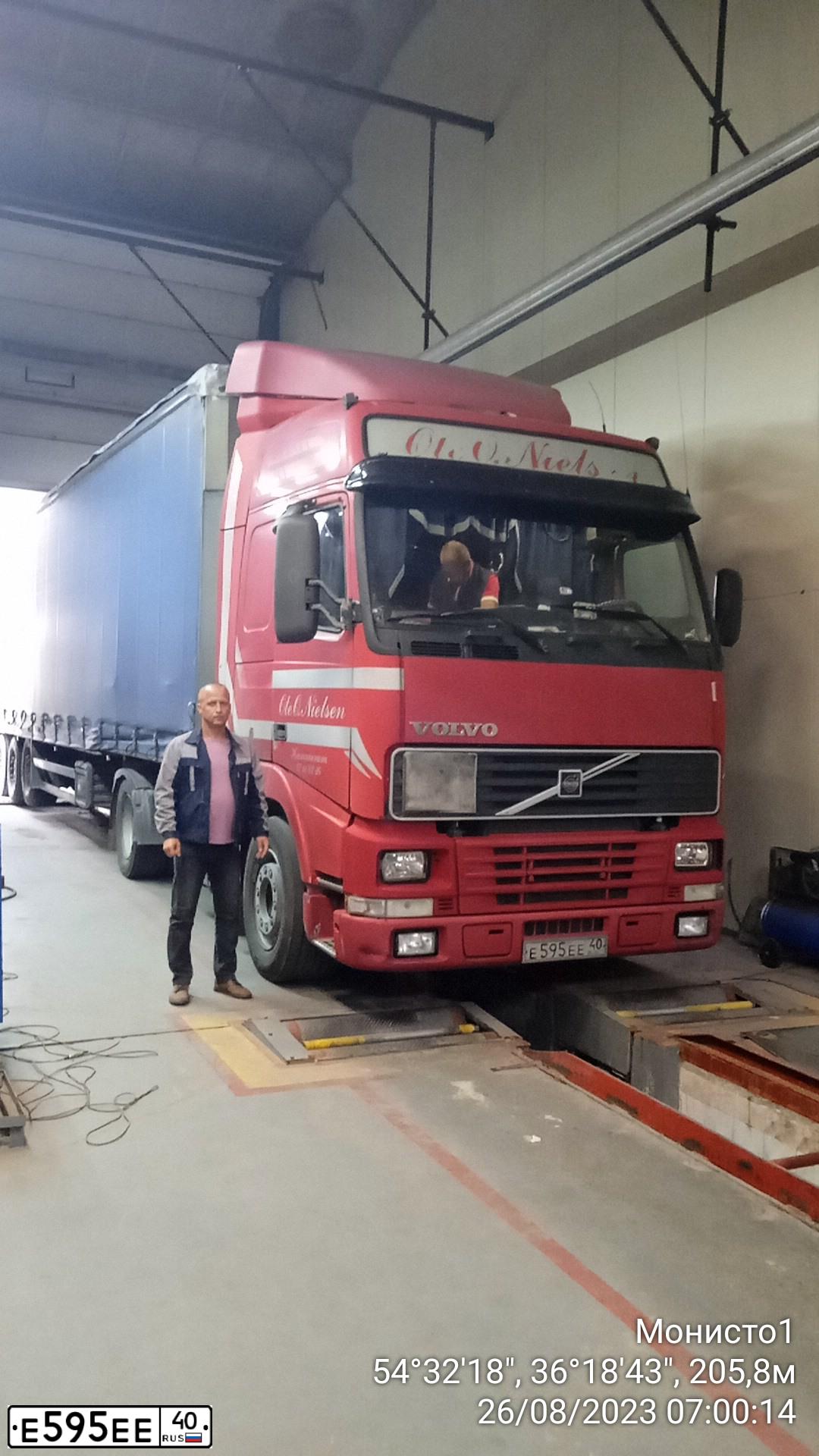 Фото автомобиля VOLVO SERIE FH /6X2/, 2007 — госномер Е595ЕЕ40. Цвет: КРАСНЫЙ