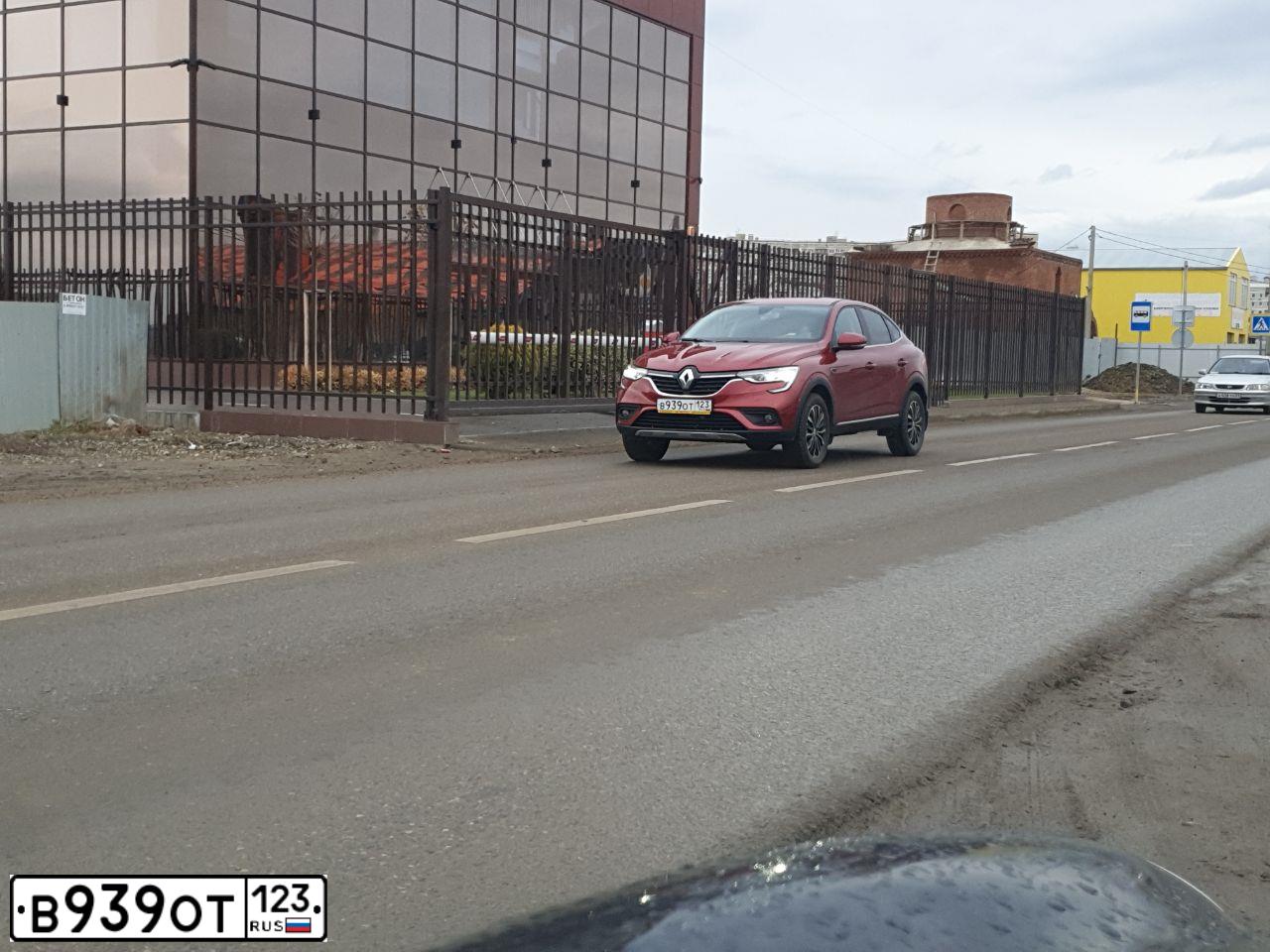 Фото автомобиля RENAULT ARKANA, 2020 — госномер В939ОТ123. Цвет: Красный