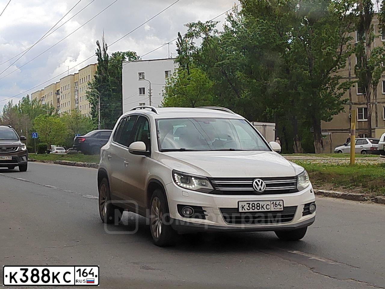 Фото автомобиля VOLKSWAGEN TIGUAN, 2013 — госномер К388КС164. Цвет: Белый