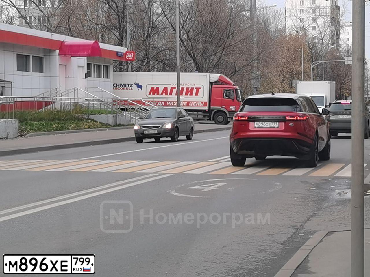 Фото автомобиля LANDROVER RANGE ROVER VELAR, 2020 — госномер Т389СС198. Цвет: Красный