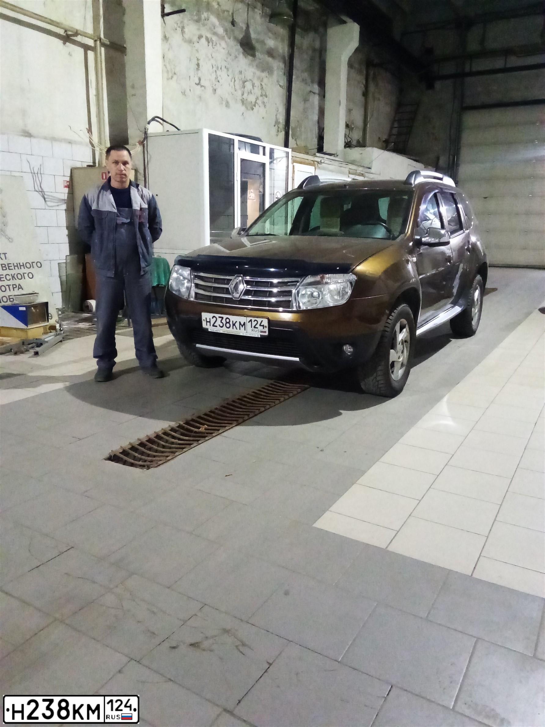 Фото автомобиля RENAULT DUSTER, 2012 — госномер Н238КМ124. Цвет: КОРИЧНЕВЫЙ