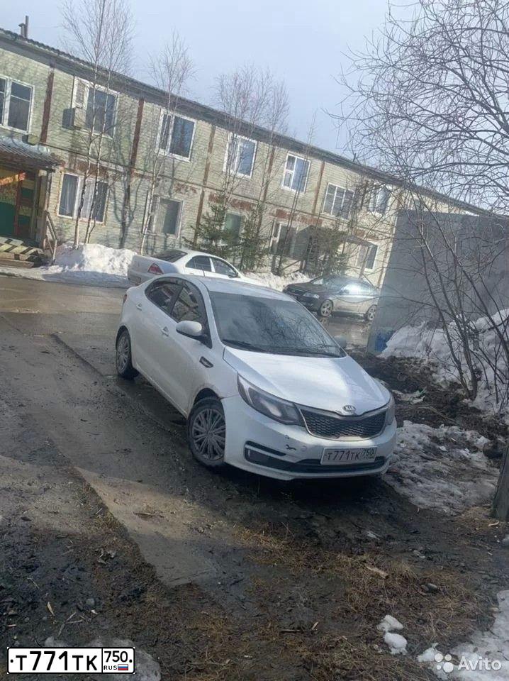 Фото автомобиля KIA RIO, 2015 — госномер Т771ТК750. Цвет: Белый