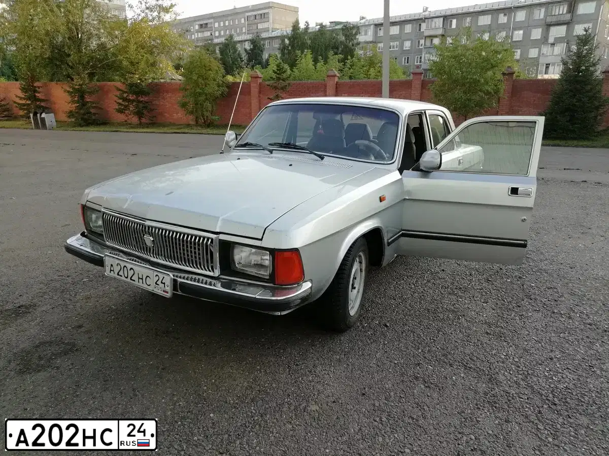 Фото автомобиля GAZ 3102, 2003 — госномер Р500МВ138. Цвет: СЕРЫЙ