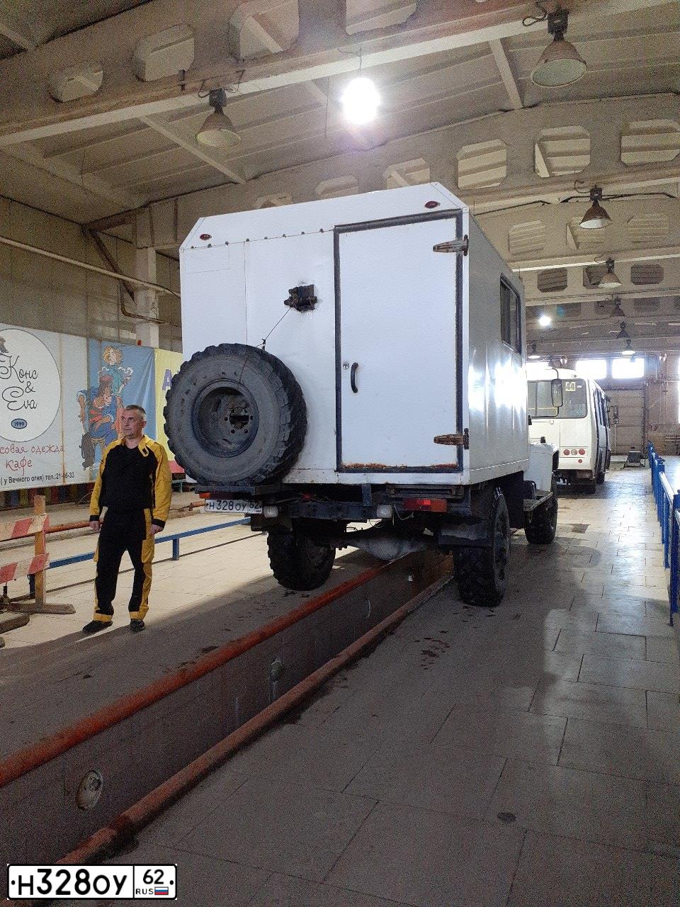 Фото автомобиля GAZ 3308, 2011 — госномер Е707ЕН11. Цвет: Белый