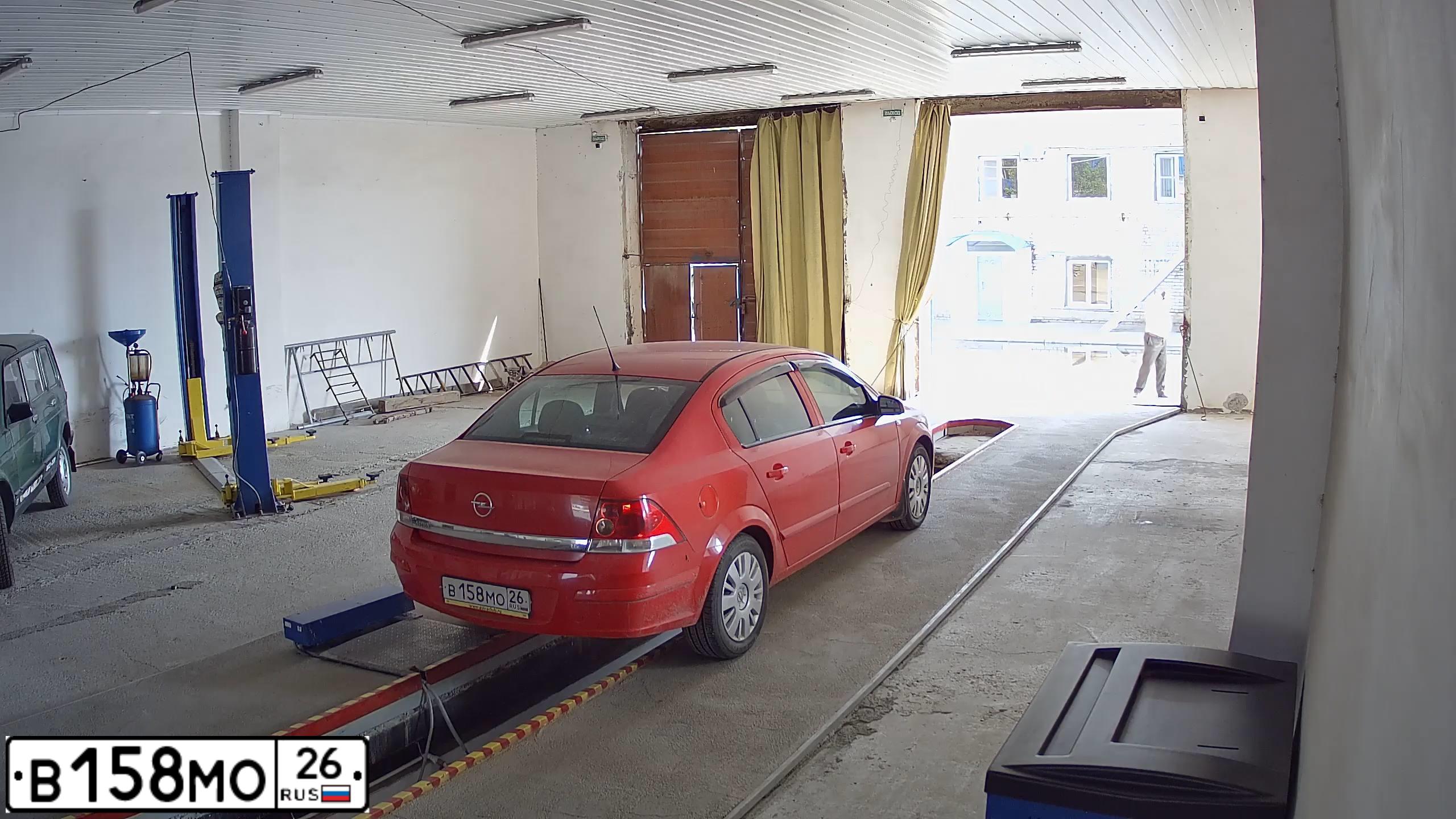 Фото автомобиля OPEL ASTRA, 2007 — госномер В158МО26. Цвет: Красный
