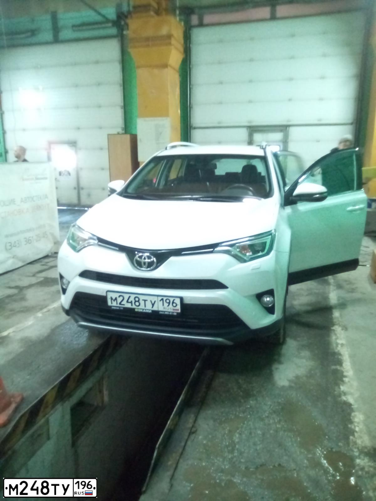 Фото автомобиля TOYOTA RAV4, 2018 — госномер К159КТ196. Цвет: Белый