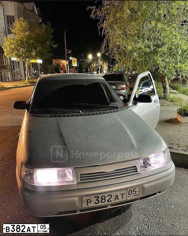 Фото автомобиля LADA 2110, 2001 — госномер В382АТ05. Цвет: СВЕТЛО-СЕРЕБРИСТЫЙ МЕТАЛИ