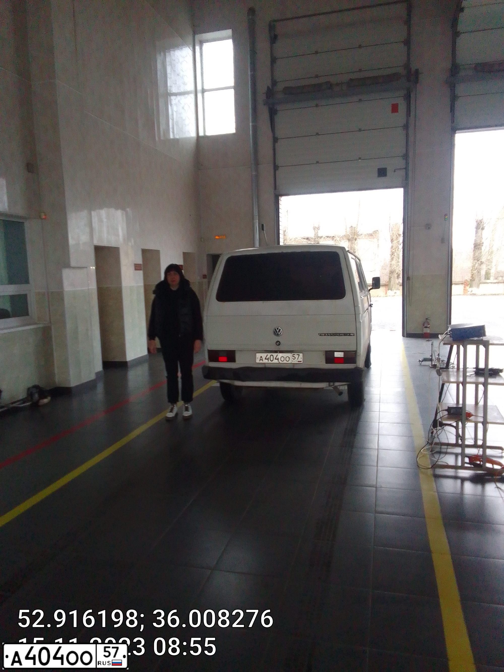 Фото автомобиля VOLKSWAGEN TRANSPORTER, 1988 — госномер А404ОО57. Цвет: Белый