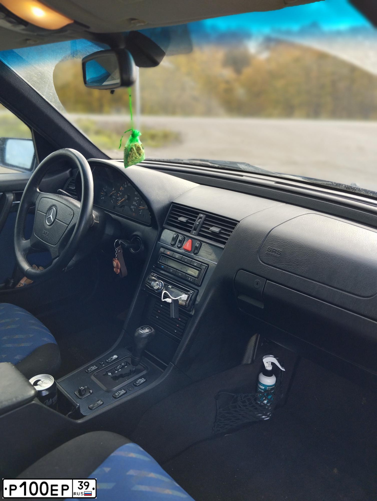 Фото автомобиля MERCEDES C-KLASSE, 1995 — госномер Р100ЕР39. Цвет: синий