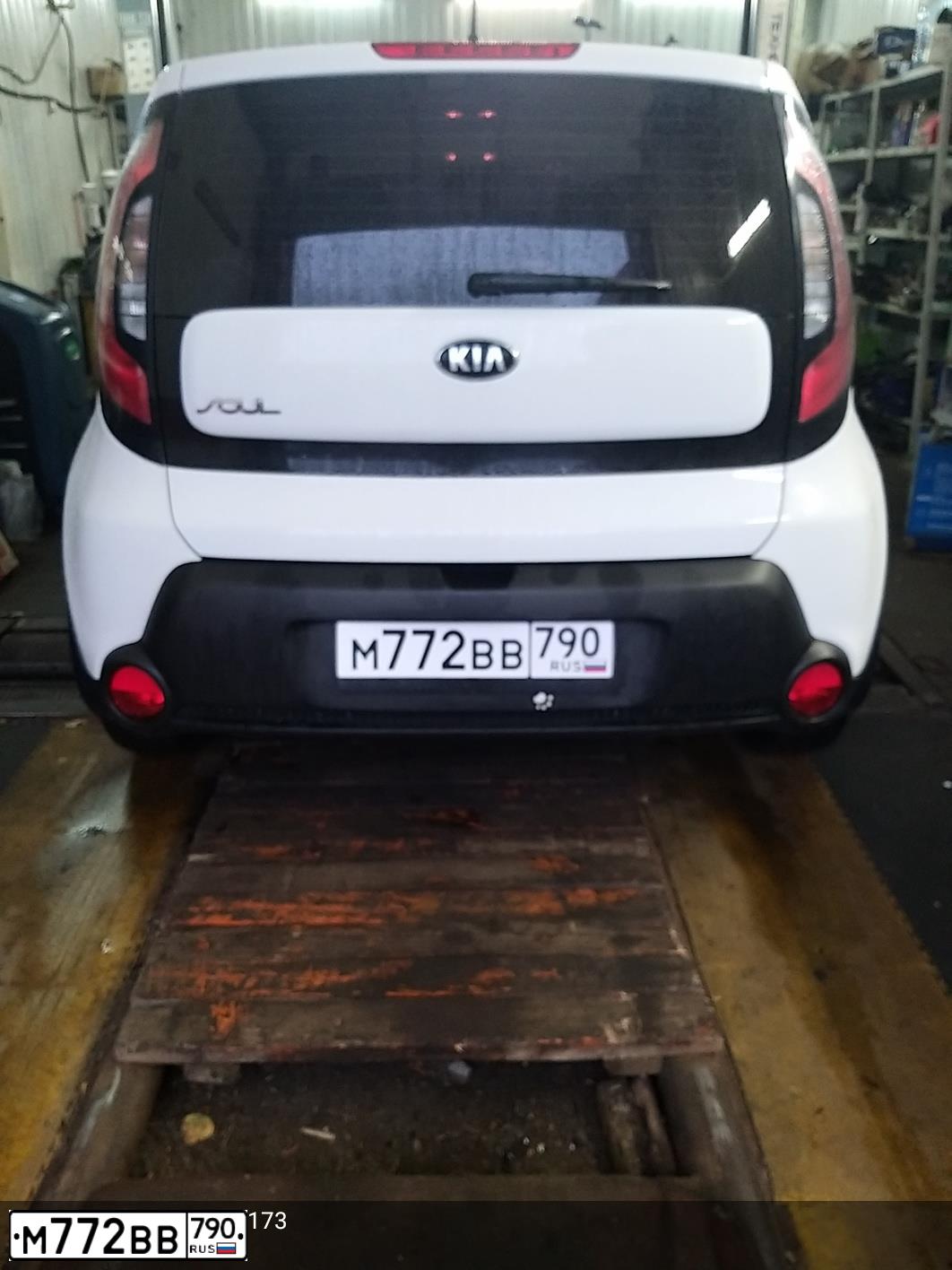 Фото автомобиля KIA SOUL, 2014 — госномер К035КА750. Цвет: Белый