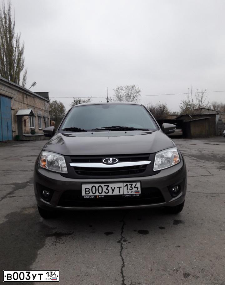 Фото автомобиля LADA 2190 GRANTA, 2017 — госномер В003УТ134. Цвет: золотисто коричневый