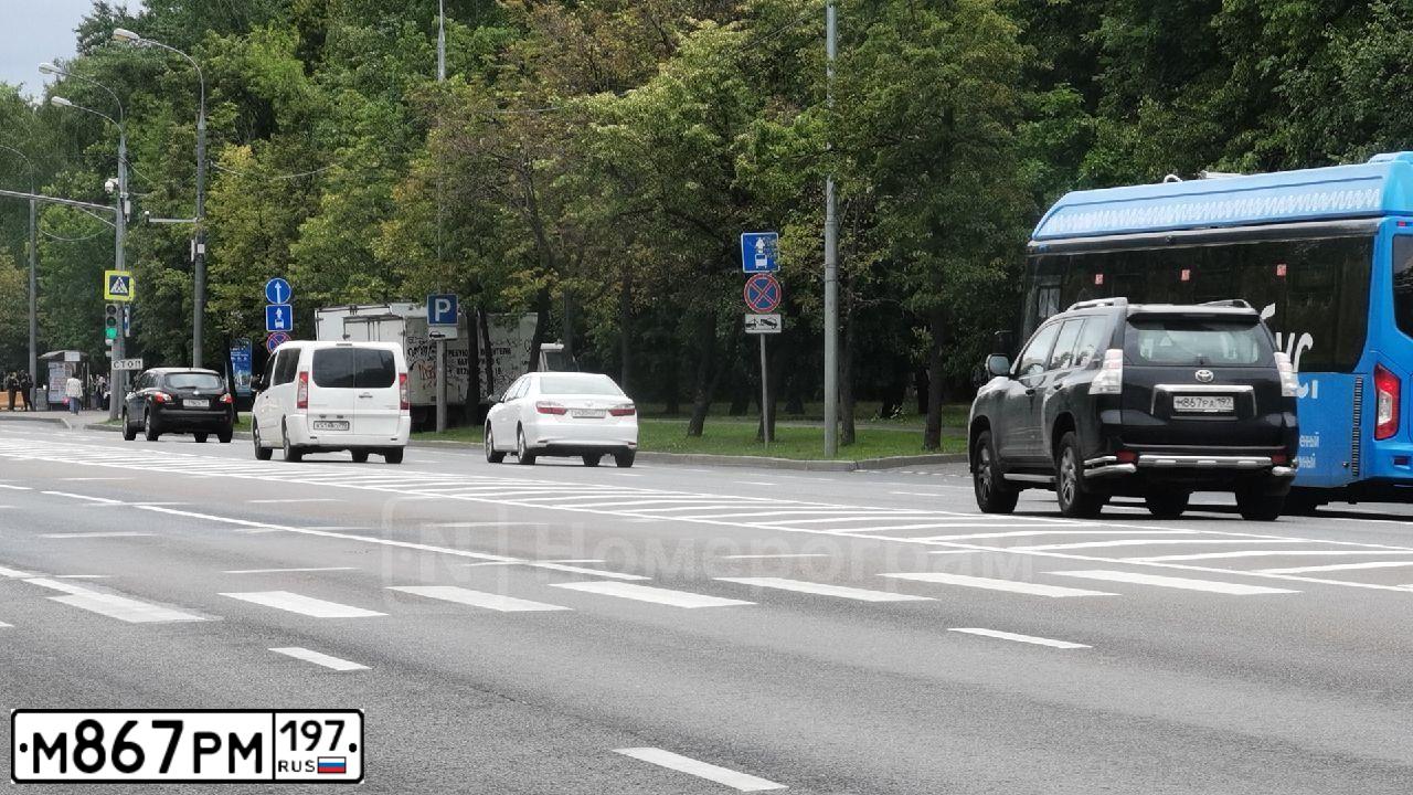 Фото автомобиля TOYOTA LANDCRUISER 200, 2011 — госномер Е144УО777. Цвет: Серебристый