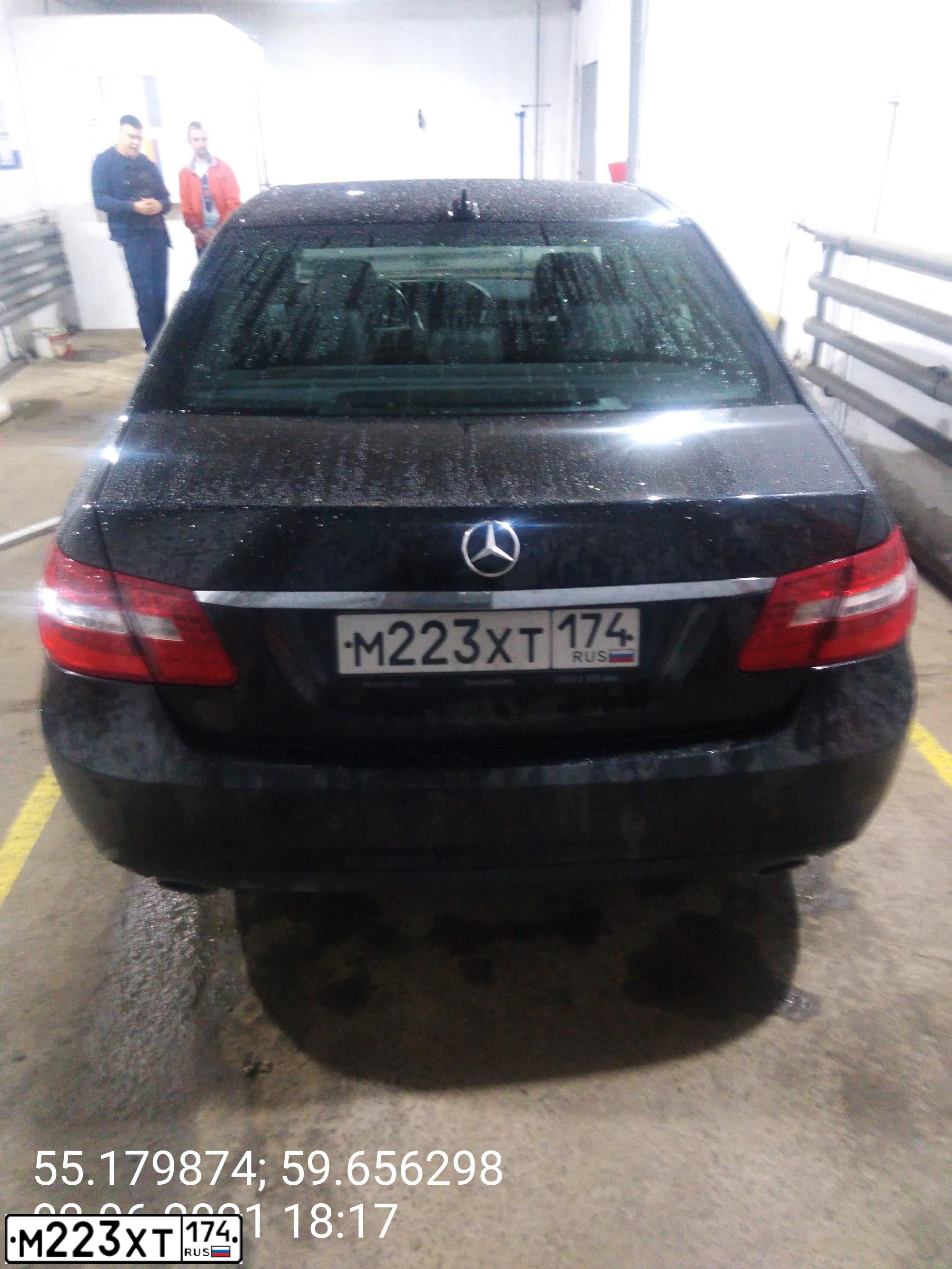 Фото автомобиля MERCEDES E-KLASSE, 2010 — госномер М001ОЕ702. Цвет: ЧЕРНЫЙ