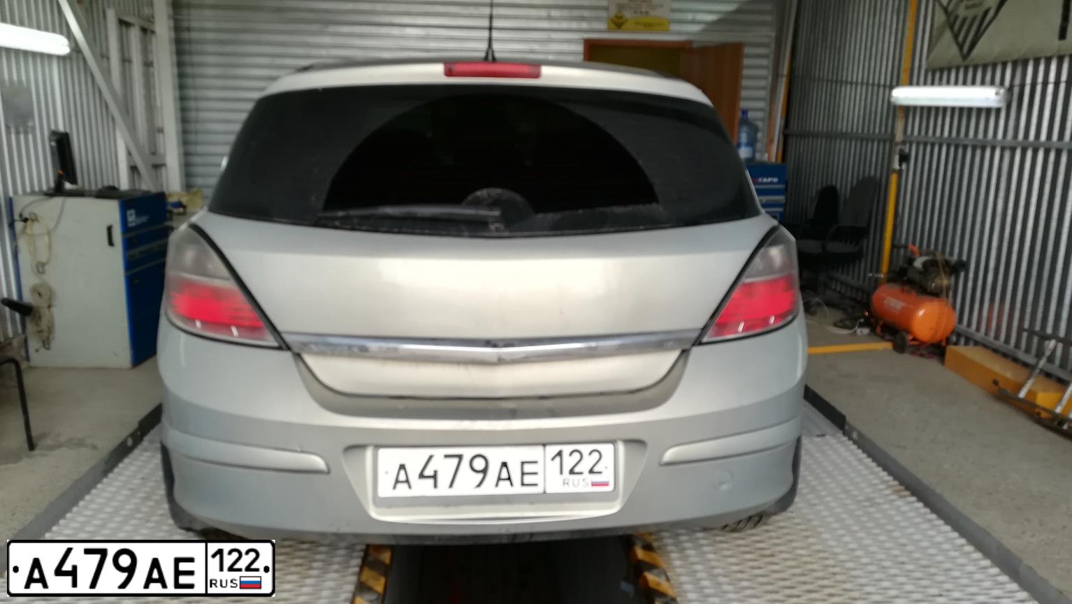 Фото автомобиля OPEL ASTRA, 2007 — госномер Н222ОУ22. Цвет: БЕЖЕВО-СЕРЫЙ