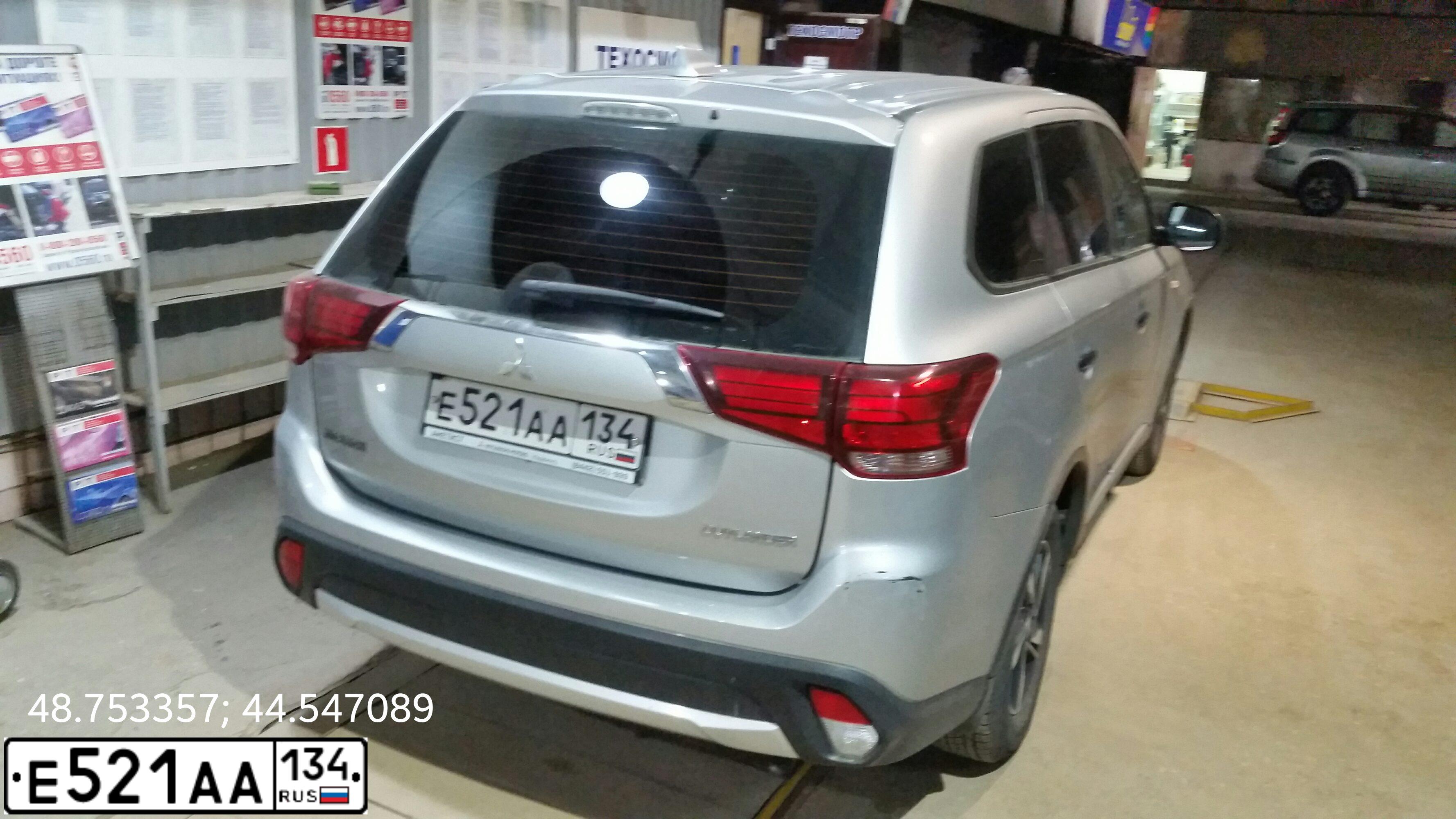 Фото автомобиля MITSUBISHI OUTLANDER, 2017 — госномер Е521АА134. Цвет: Серебристый