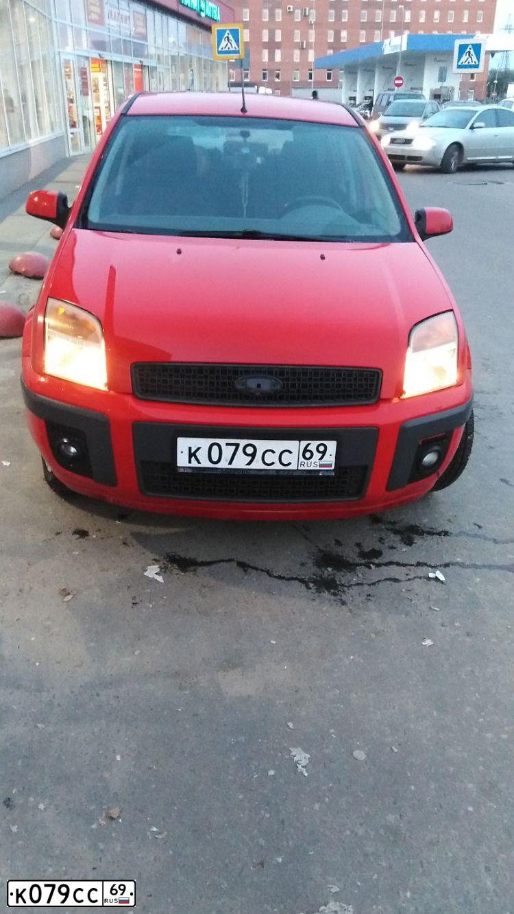 Фото автомобиля FORD FUSION, 2006 — госномер У998МР76. Цвет: Красный