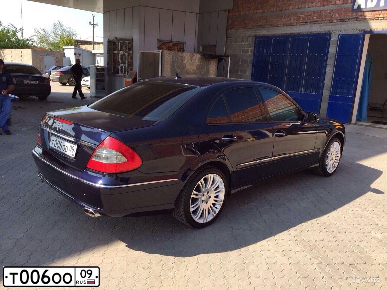 Фото автомобиля MERCEDES E-KLASSE, 2007 — госномер А001ХТ05. Цвет: синий