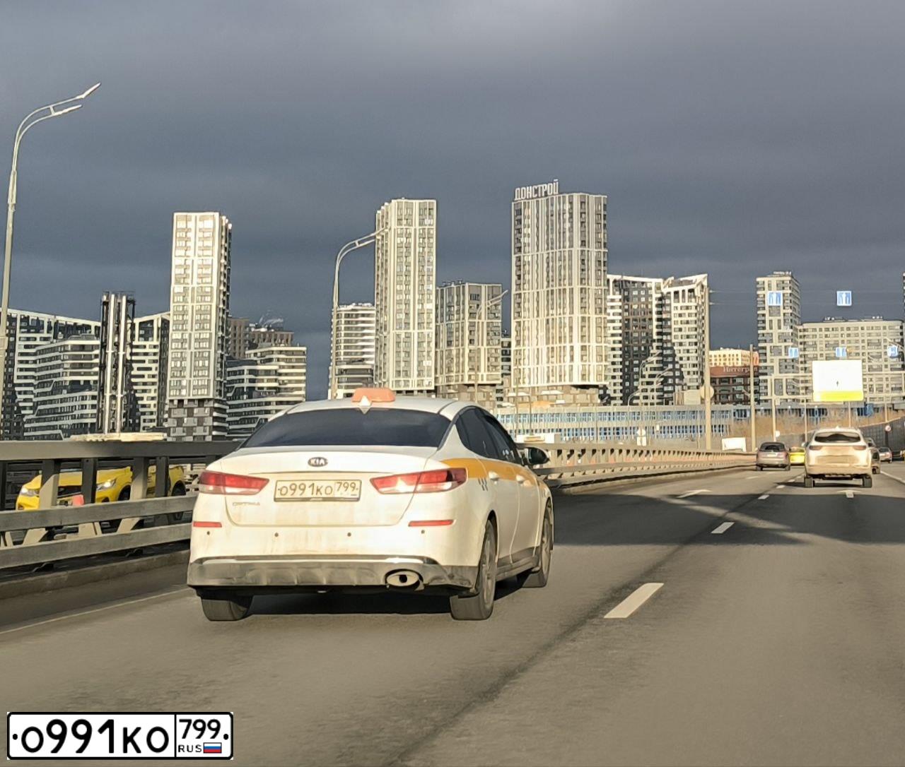 Фото автомобиля KIA MAGENTIS  OPTIMA, 2018 — госномер О991КО799. Цвет: БЕЛЫЙ ЖЕЛТЫЙ СЕРЫЙ