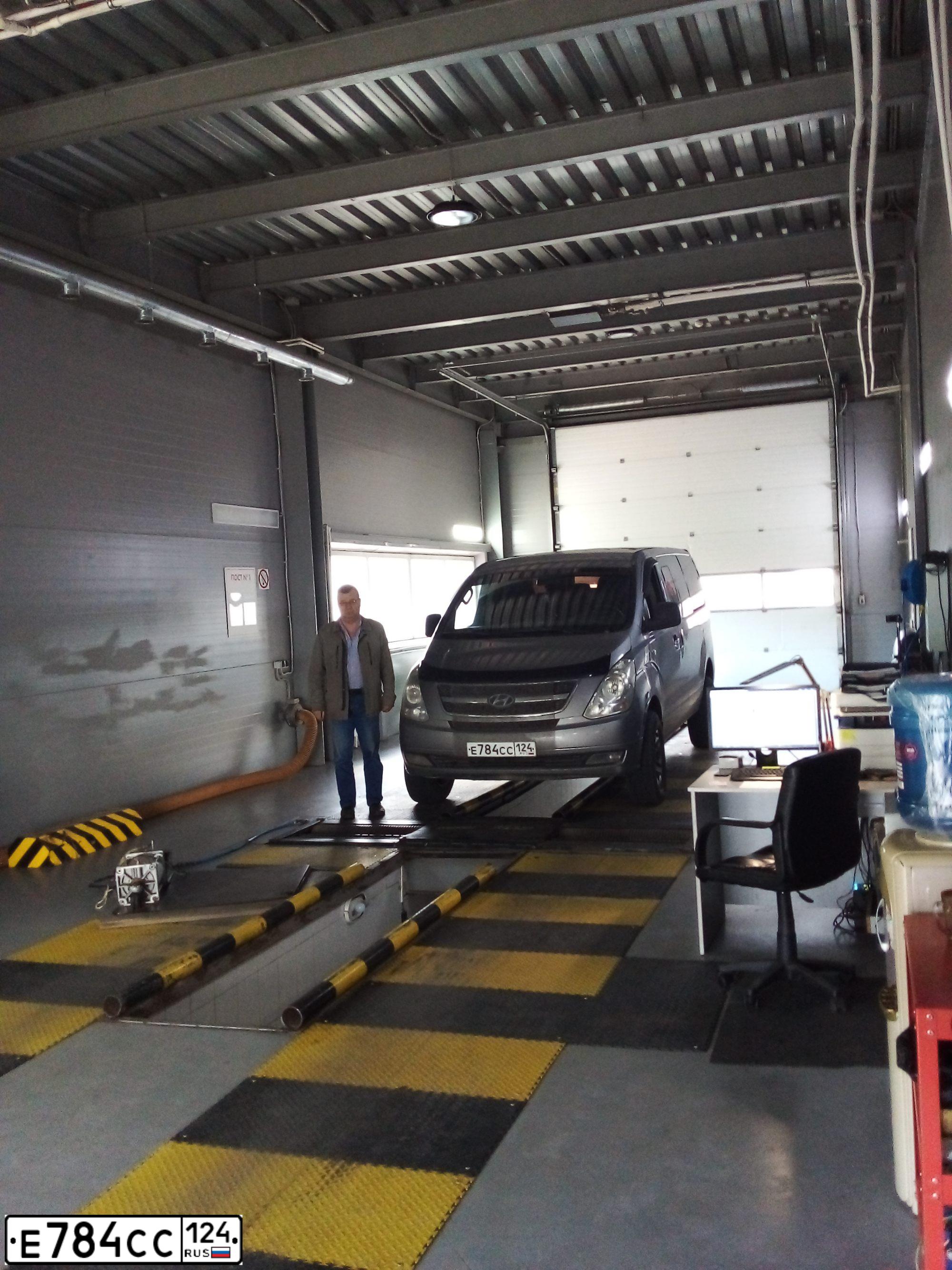 Фото автомобиля HYUNDAI GRAND STAREX, 2011 — госномер М888АН54. Цвет: СЕРЫЙ