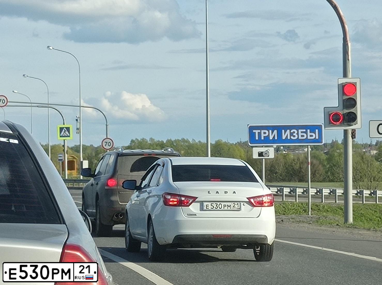Фото автомобиля LADA VESTA, 2016 — госномер Е530РМ21. Цвет: БЕЛЫЙ