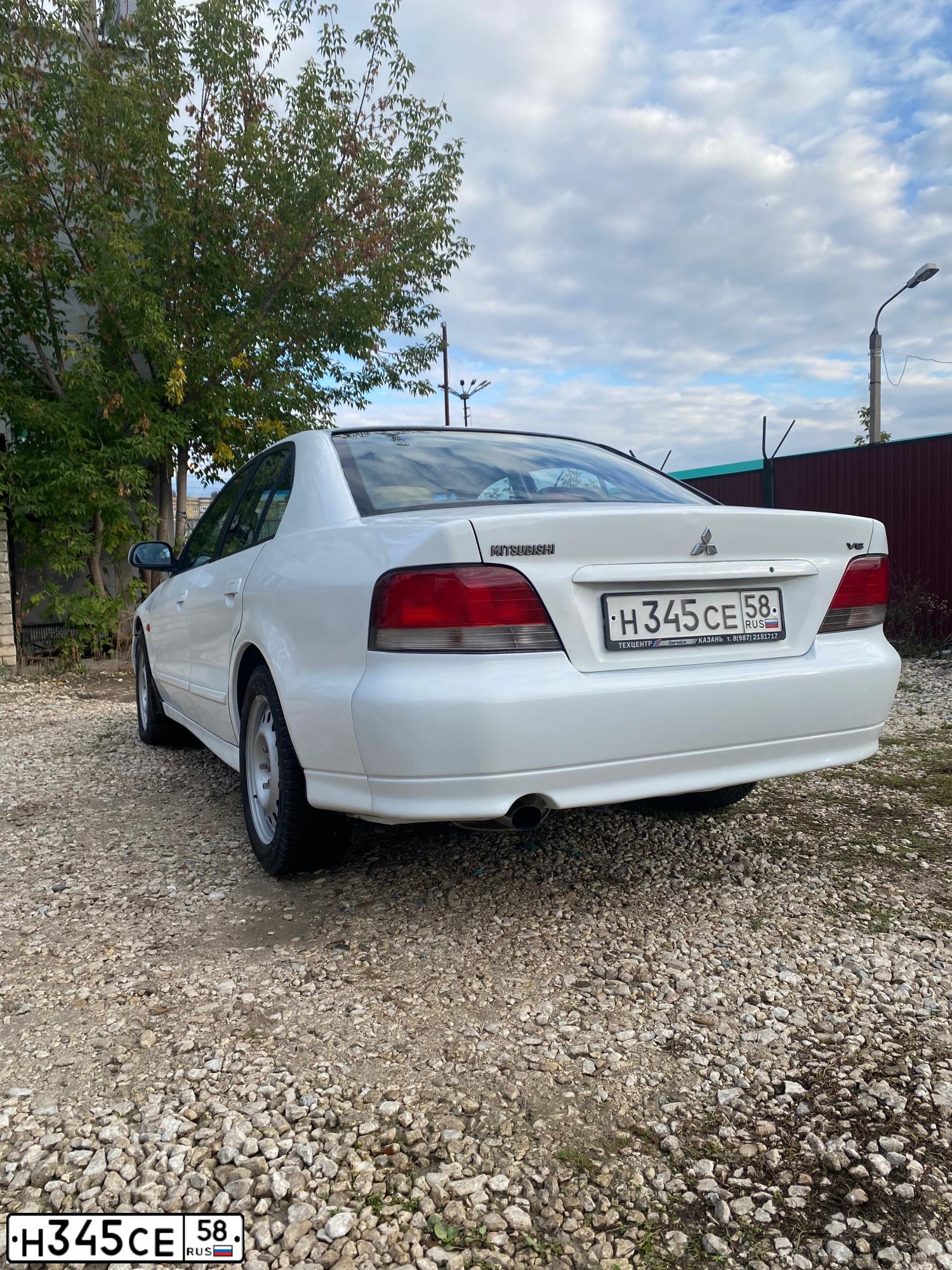 Фото автомобиля MITSUBISHI GALANT, 1998 — госномер К816ТХ702. Цвет: Белый