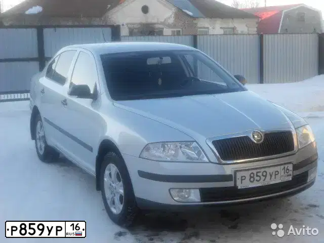 Фото автомобиля SKODA OCTAVIA, 2008 — госномер Р859УР16. Цвет: Серебристый
