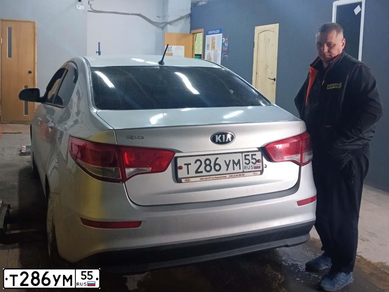 Фото автомобиля KIA RIO, 2015 — госномер Т751НУ55. Цвет: серебристый