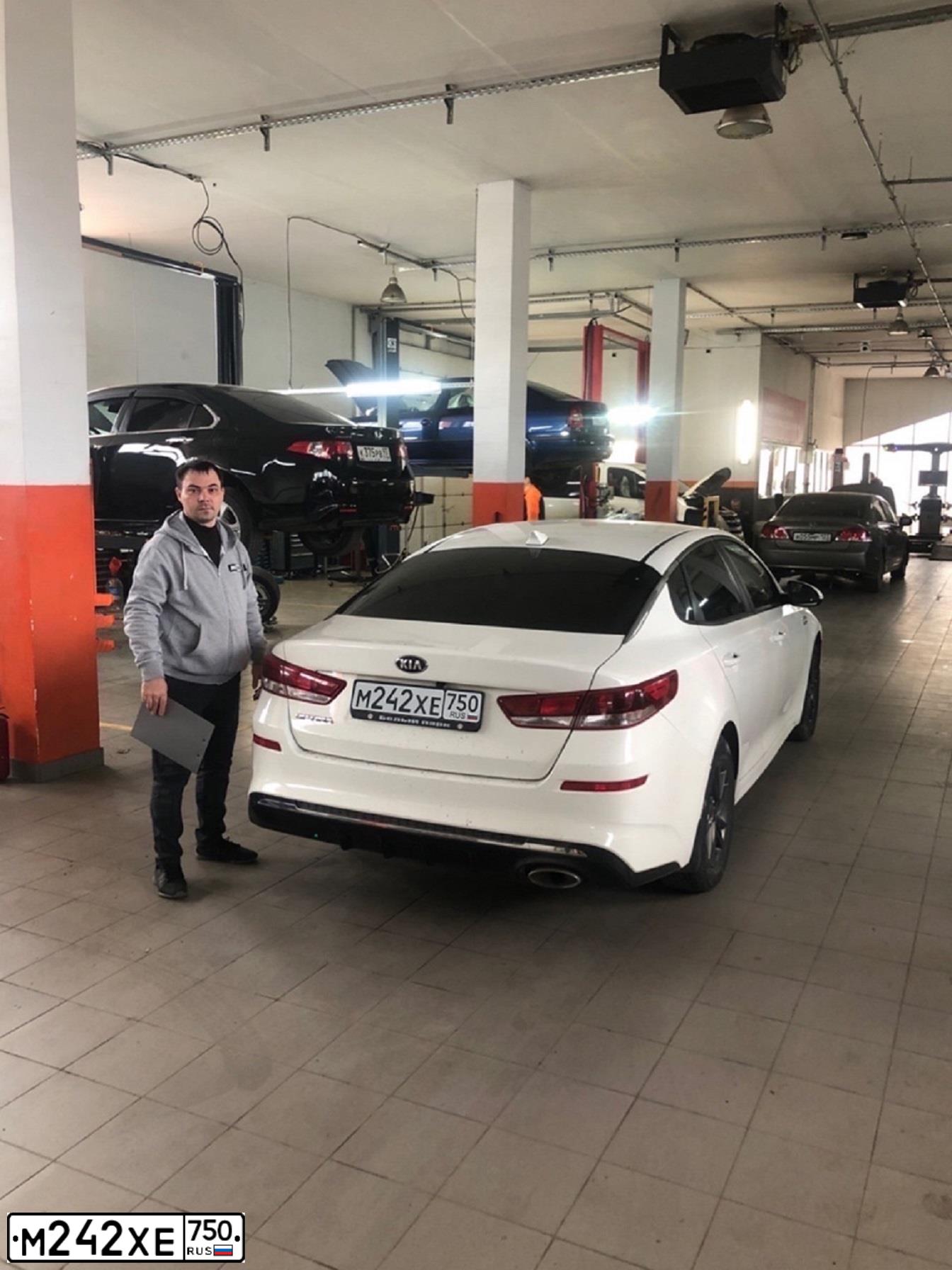 Фото автомобиля KIA MAGENTIS / OPTIMA, 2019 — госномер М242ХЕ750. Цвет: БЕЛЫЙ-ЖЕЛТЫЙ-СЕРЫЙ