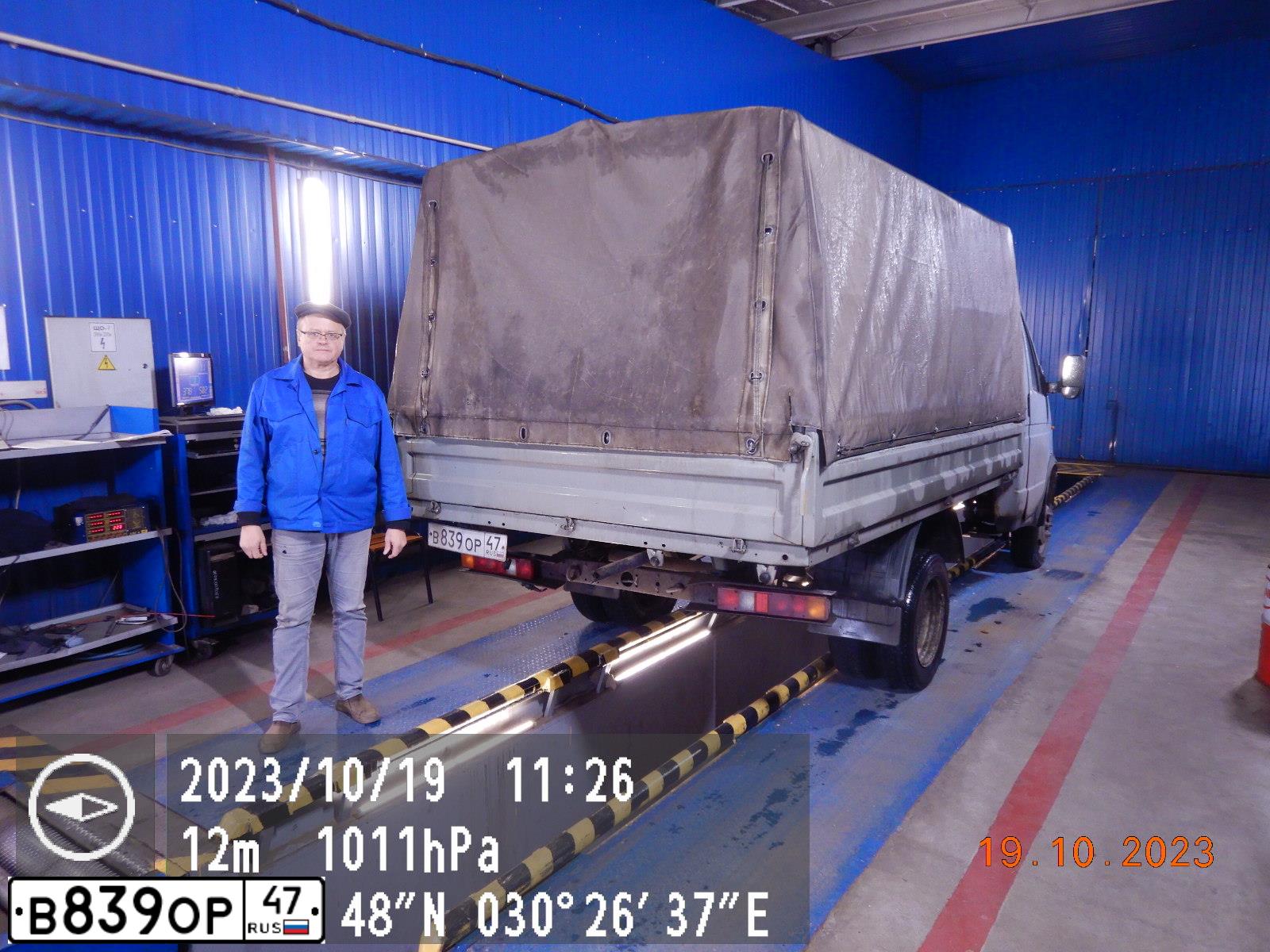 Фото автомобиля GAZ Z 3302 GAZEL, 2000 — госномер В839ОР47. Цвет: СВЕТЛО-СЕРЫЙ