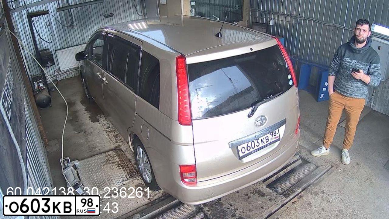 Фото автомобиля TOYOTA ISIS, 2005 — госномер С204НЕ198