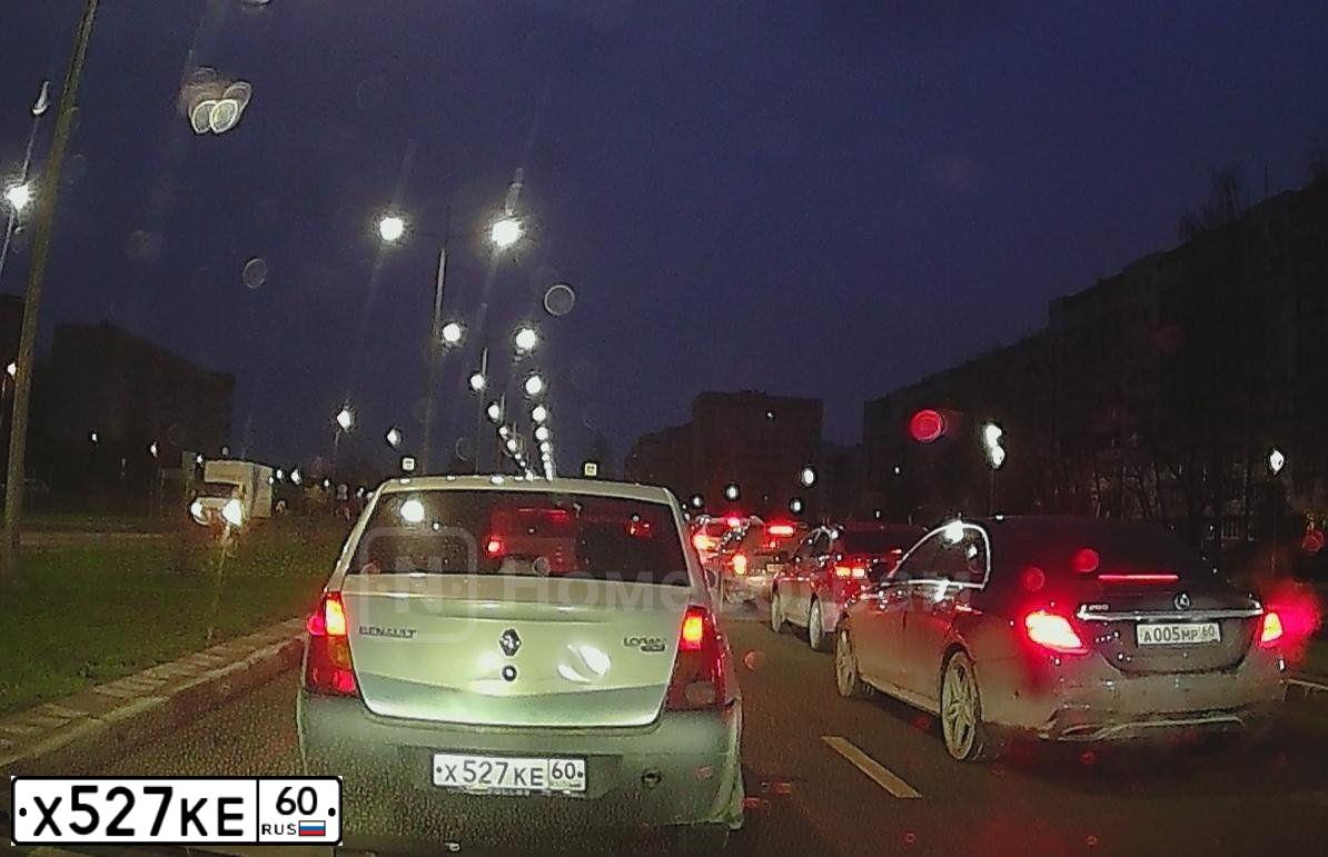 Фото автомобиля RENAULT LOGAN, 2006 — госномер Х527КЕ60. Цвет: СЕРЫЙ