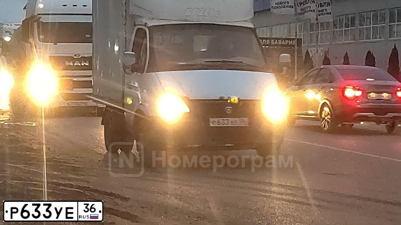 Фото автомобиля KIA CERATO, 2005 — госномер Р633УЕ36. Цвет: СЕРЕБРИСТЫЙ