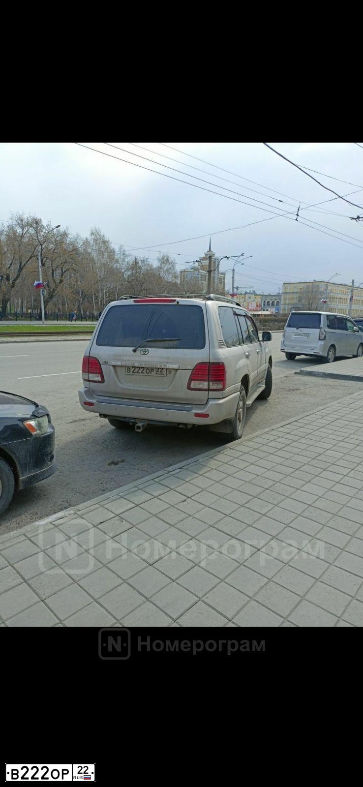 Фото автомобиля TOYOTA LANDCRUISER, 2001 — госномер В222ОР22. Цвет: СЕРЫЙ