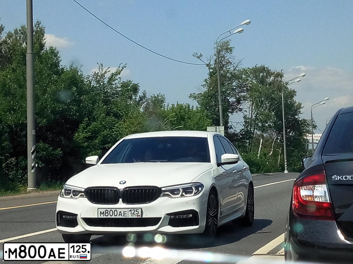Фото автомобиля BMW SERIE 5, 2017 — госномер Н023ХР777. Цвет: Белый