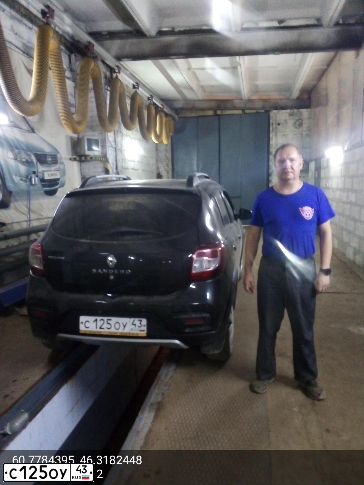 Фото автомобиля RENAULT SANDERO, 2015 — госномер Е705ВР11. Цвет: ЧЕРНЫЙ