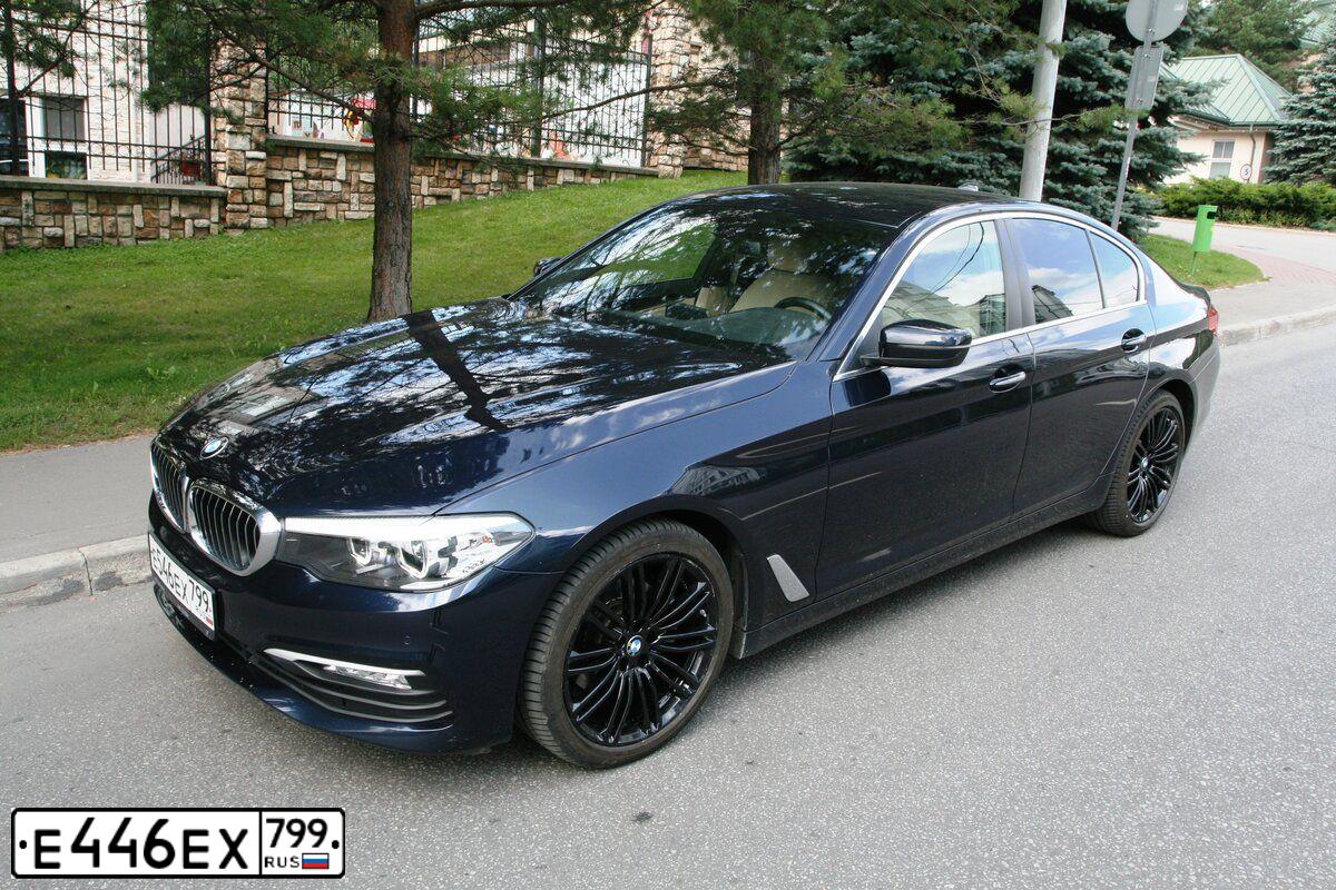 Фото автомобиля LADA 2190 GRANTA, 2018 — госномер Е446ЕХ799. Цвет: Серебристый
