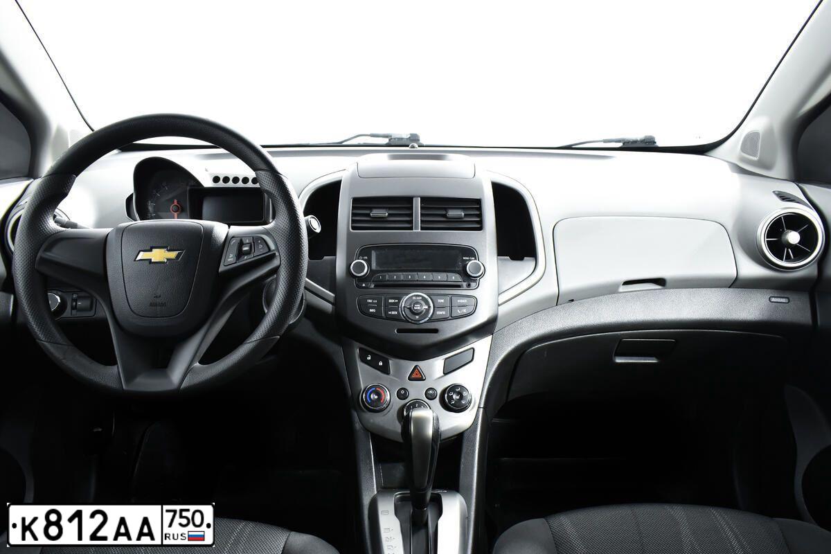 Фото автомобиля CHEVROLET AVEO, 2014 — госномер Р987ОХ761. Цвет: ЧЕРНЫЙ
