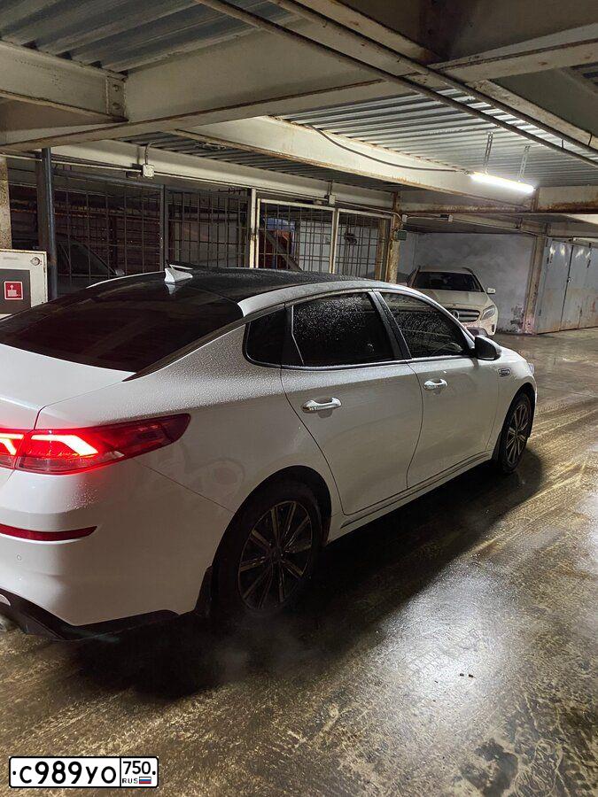 Фото автомобиля KIA MAGENTIS / OPTIMA, 2019 — госномер А689АС977. Цвет: БЕЛЫЙ-ЖЕЛТЫЙ-СЕРЫЙ