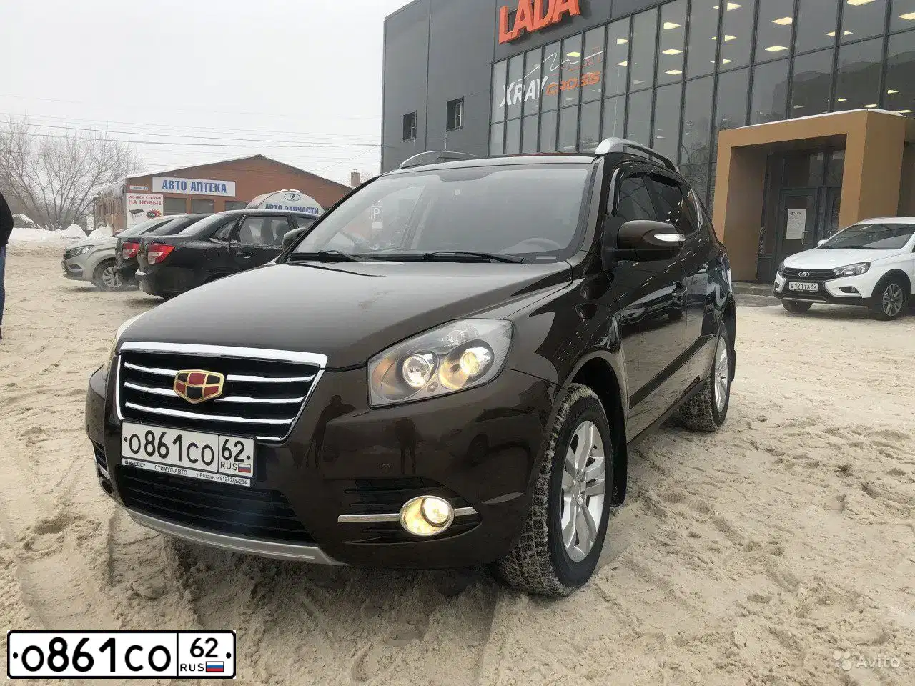 Фото автомобиля GEELY EMGRAND X7, 2016 — госномер В655СА189. Цвет: ТЕМНО-КОРИЧНЕВЫЙ
