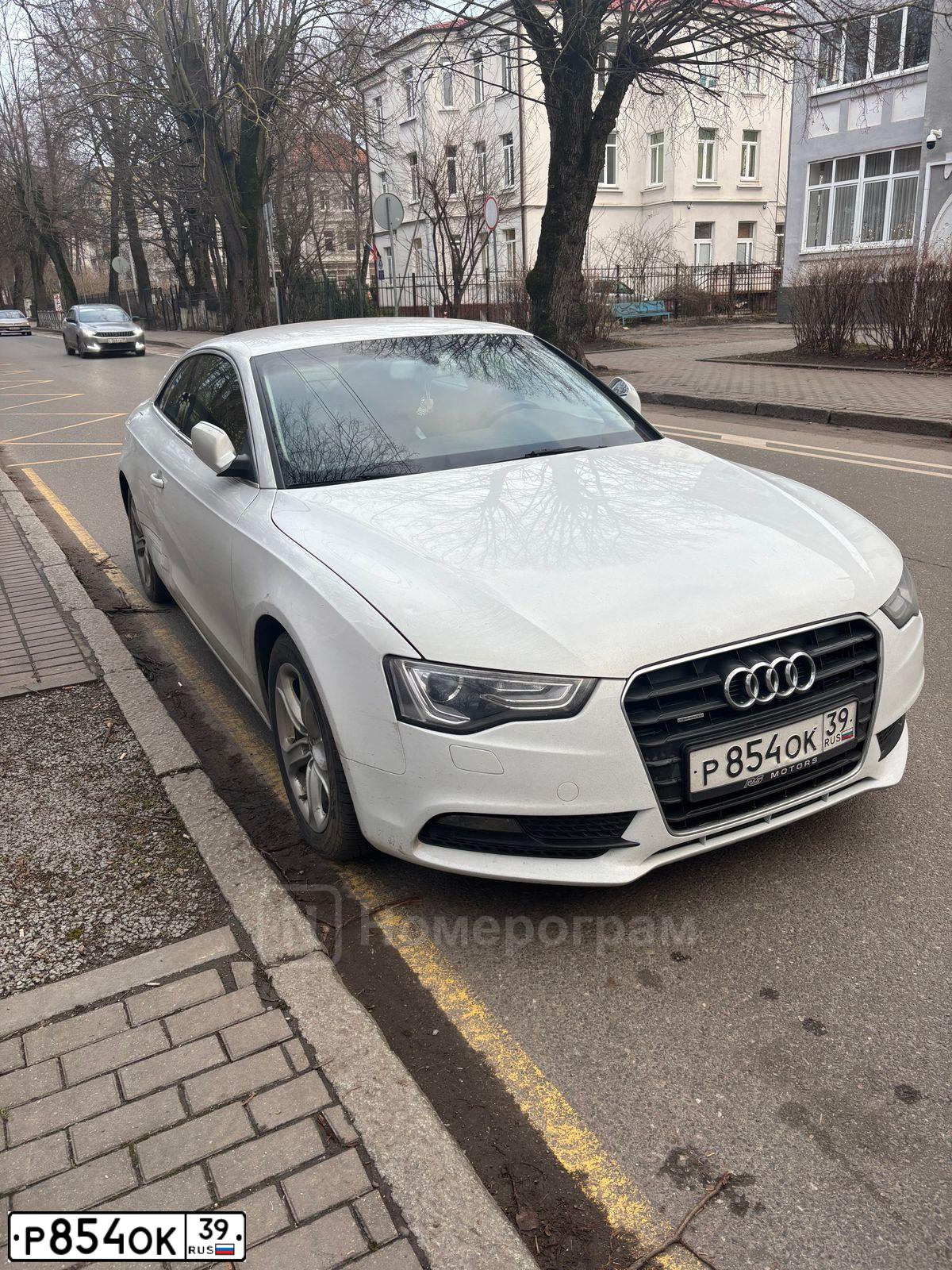 Фото автомобиля AUDI A5, 2013 — госномер Р854ОК39. Цвет: Белый