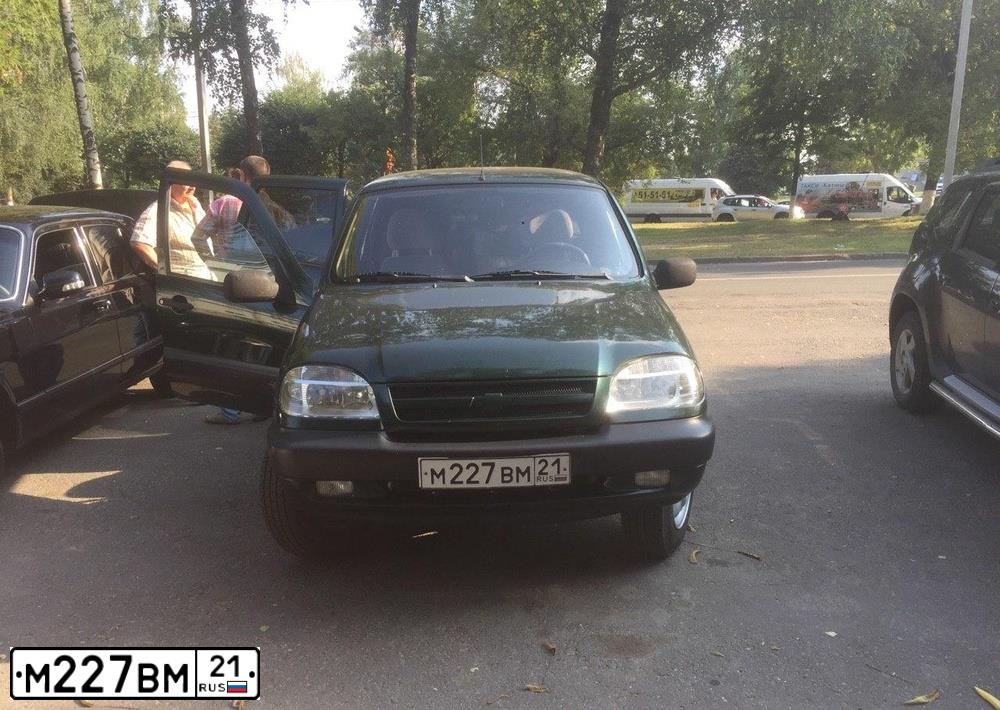 Фото автомобиля CHEVROLET NIVA, 2004 — госномер К491ТМ13. Цвет: ТЕМНО-ЗЕЛЕН.