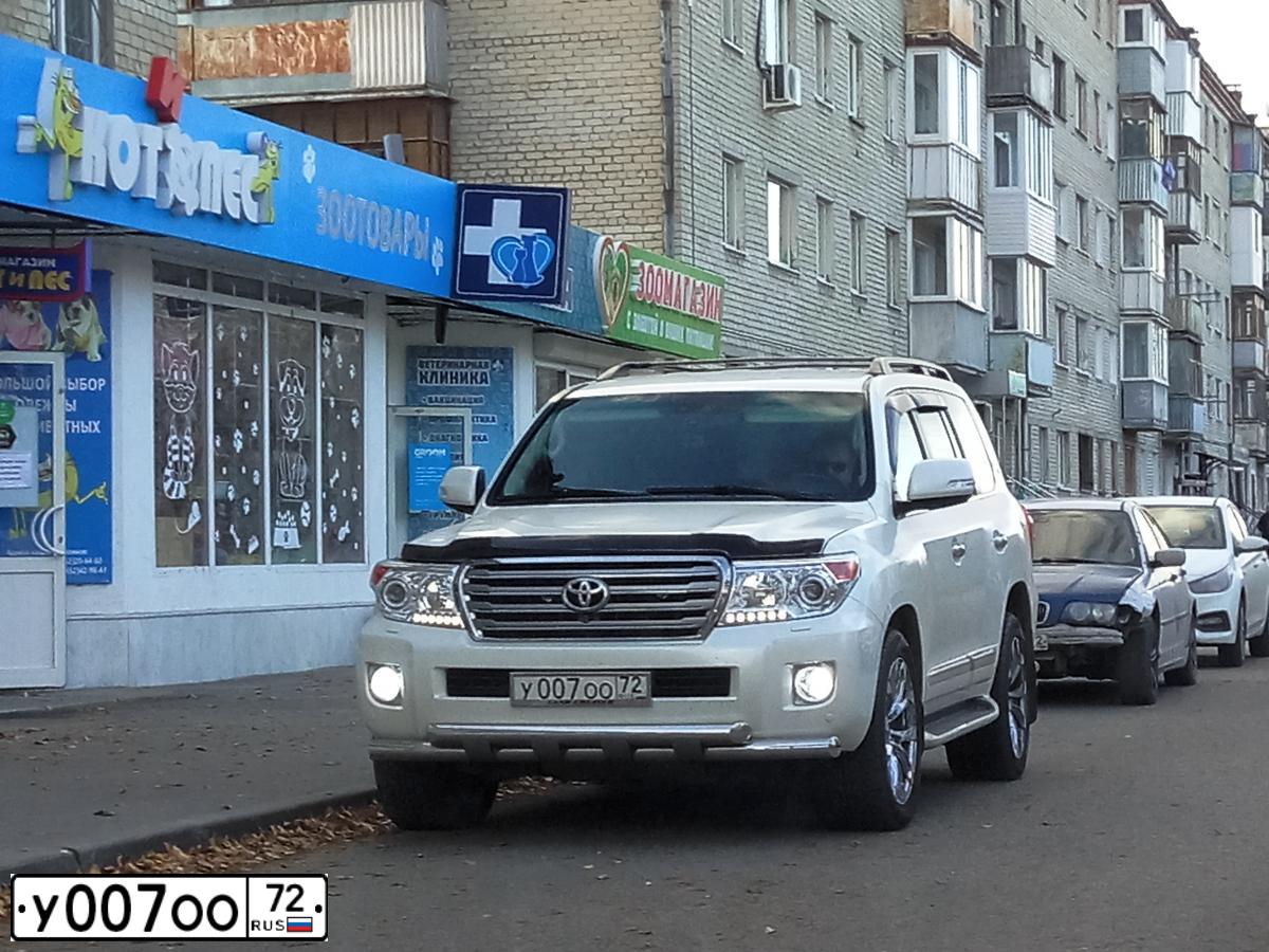 Фото автомобиля TOYOTA LANDCRUISER 200, 2012 — госномер У007ОО72. Цвет: Белый