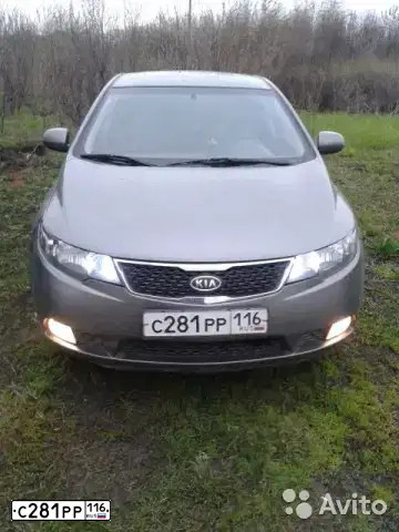 Фото автомобиля KIA CERATO, 2011 — госномер В947УР702. Цвет: СЕРЫЙ