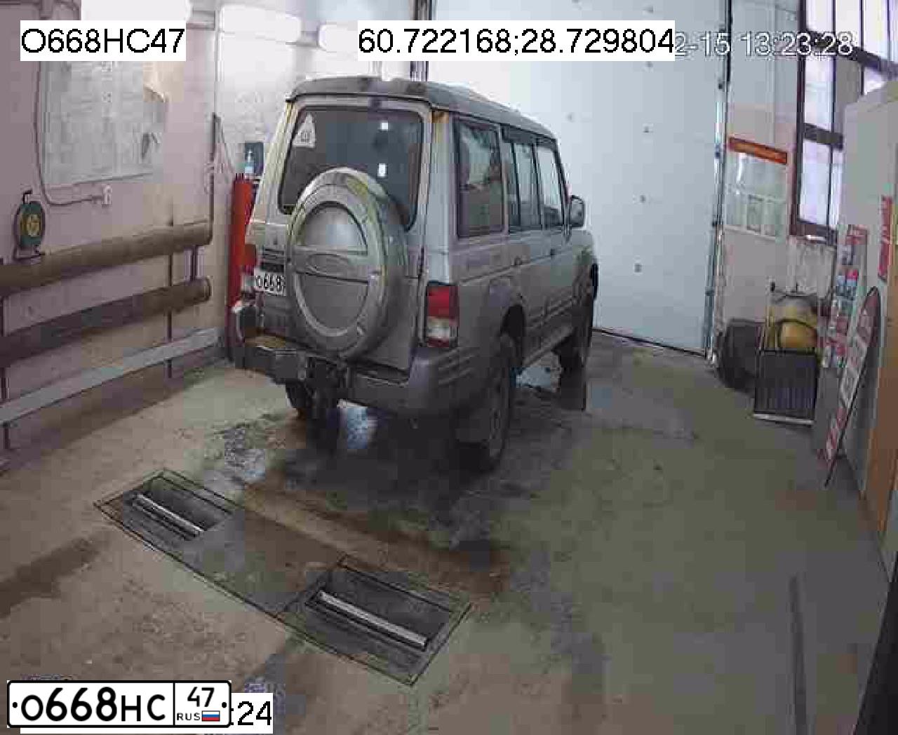 Фото автомобиля HYUNDAI GALLOPER, 2001 — госномер О668НС47. Цвет: серебристый