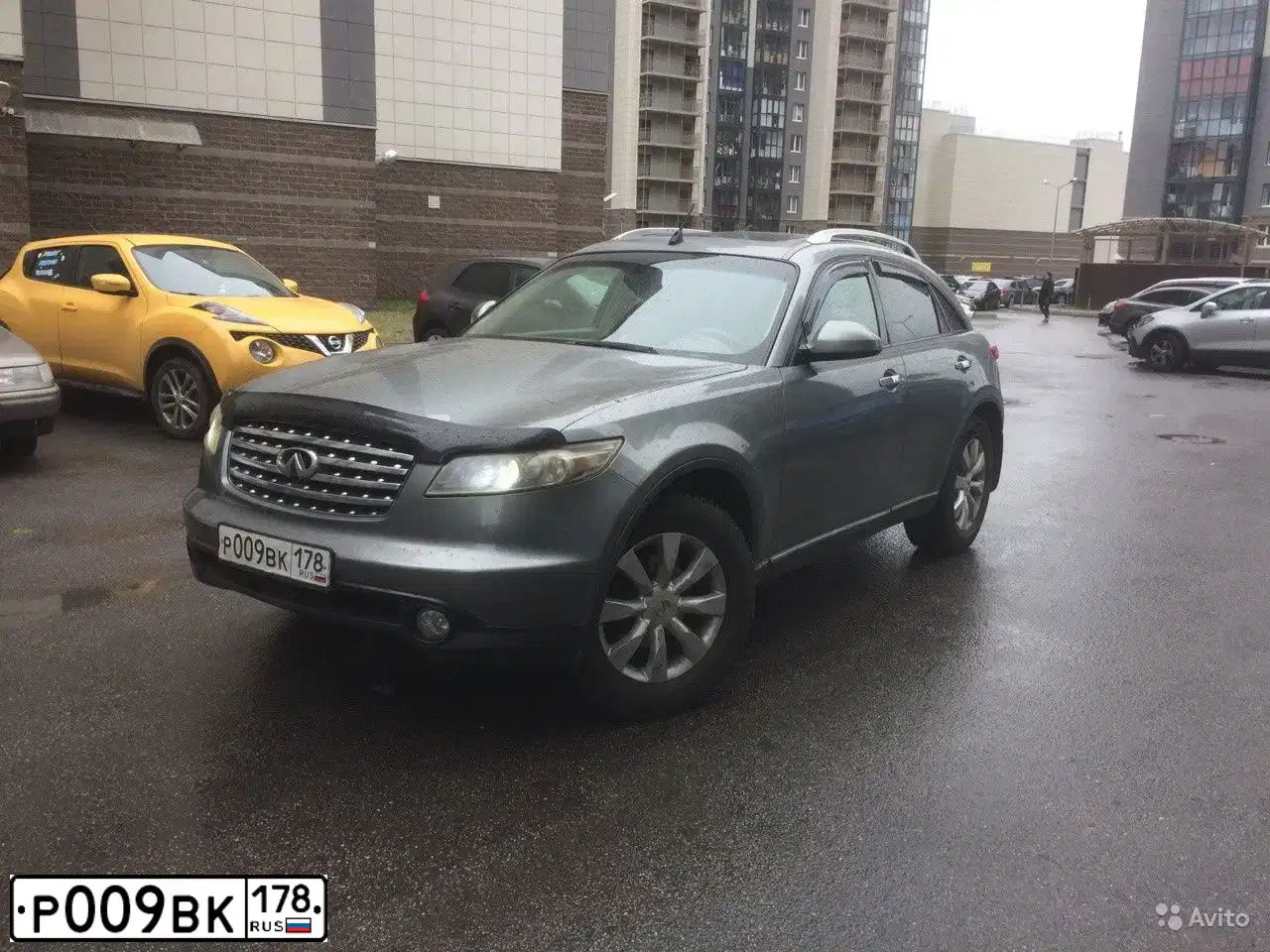 Фото автомобиля INFINITI QX70 /FX/, 2004 — госномер Р009ВК178. Цвет: СЕРЫЙ