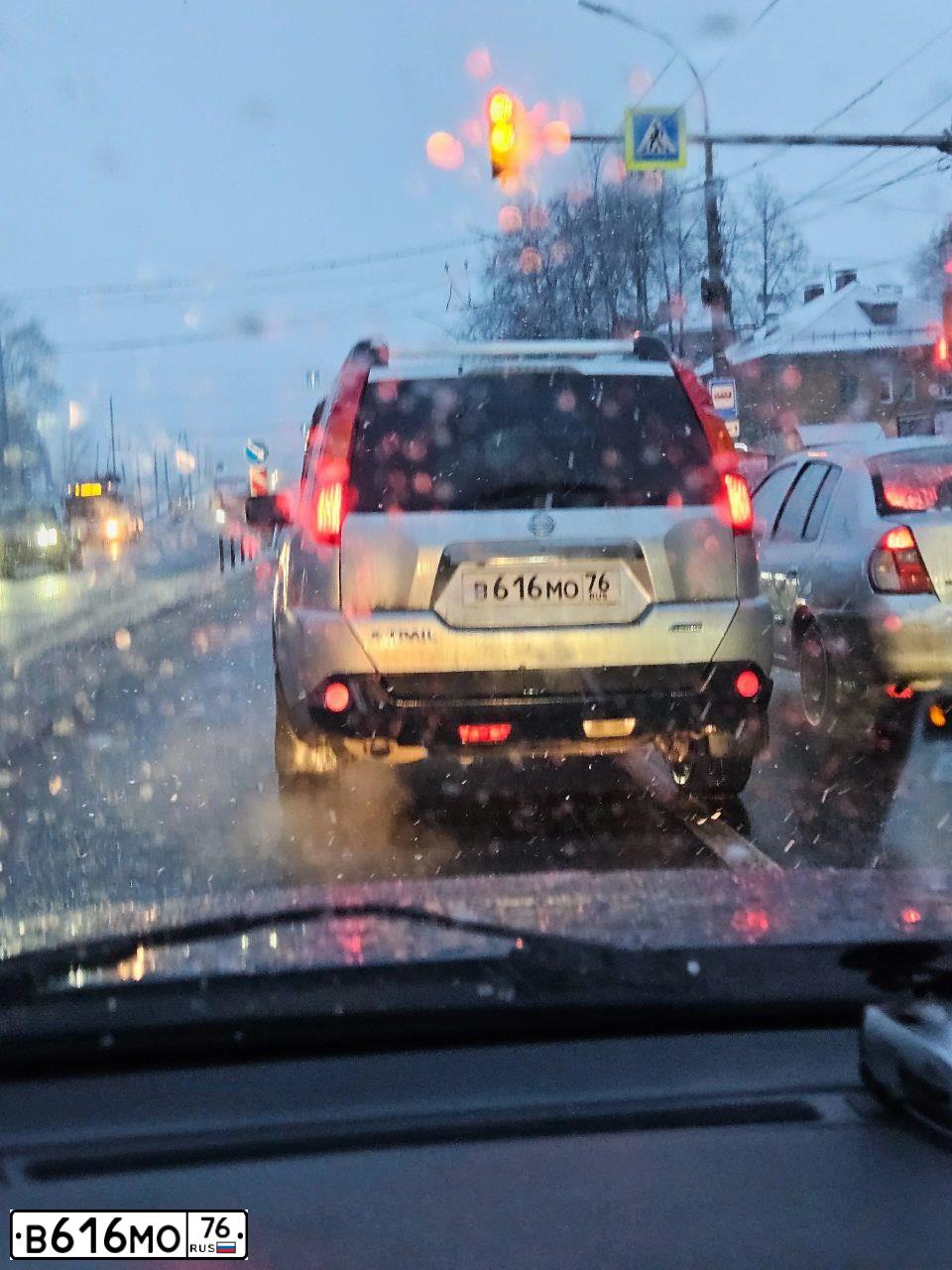 Фото автомобиля NISSAN X-TRAIL, 2010 — госномер В616МО76. Цвет: СЕРЫЙ